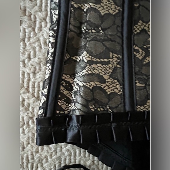 Lace up Corset - Lace Print Black on Gold - Picture 10 of 12